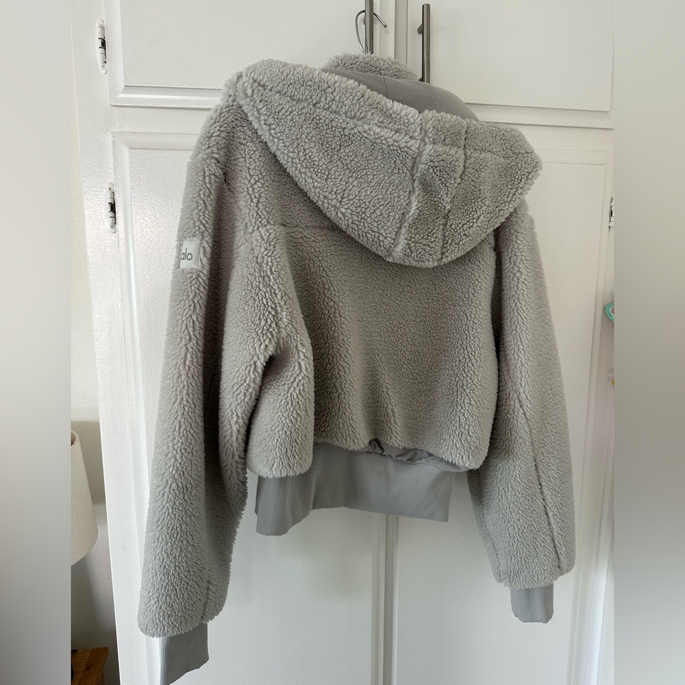 ALO Yoga Soft Gray Sherpa Jacket - Picture 3 of 4